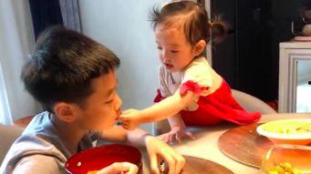 兄妹吃瓜超治愈,治愈心灵的一抹甜蜜