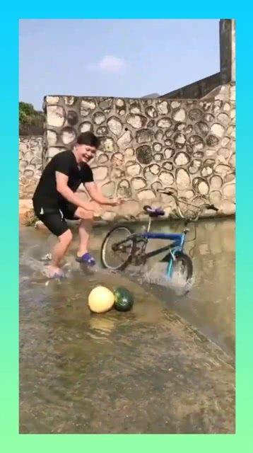 吃瓜车掉水里,现场情况令人揪心”